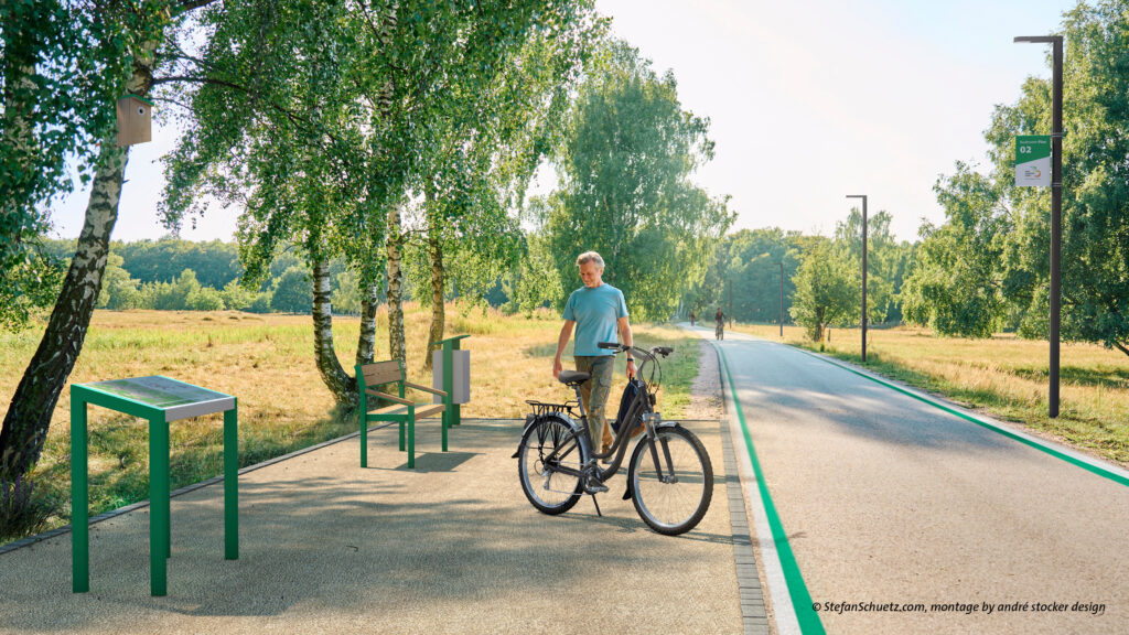 Fotomontage der geplanten Radschnellweg-Ausstattung in der Metropolregion Hamburg. Eine gepflasterte Fläche neben dem Radschnellweg mit Infotafel, Bank und Mülleimer, jeweils mit grünen Ständern.